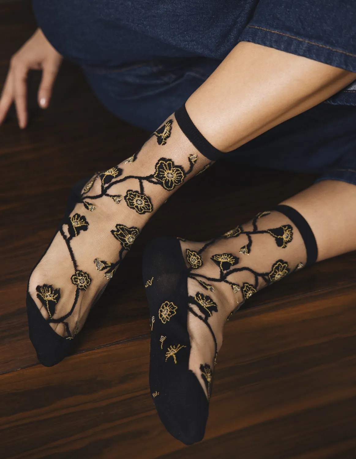Chaussettes transparentes Blomst Gold, fleurs noires sur voile, photo 3
