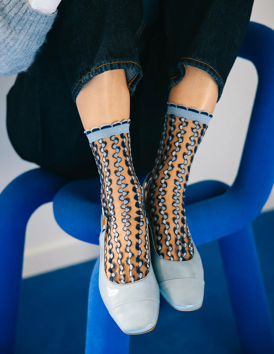 Chaussettes transparentes Cirkelbroen Bleu, détail du bord festonné, photo 4