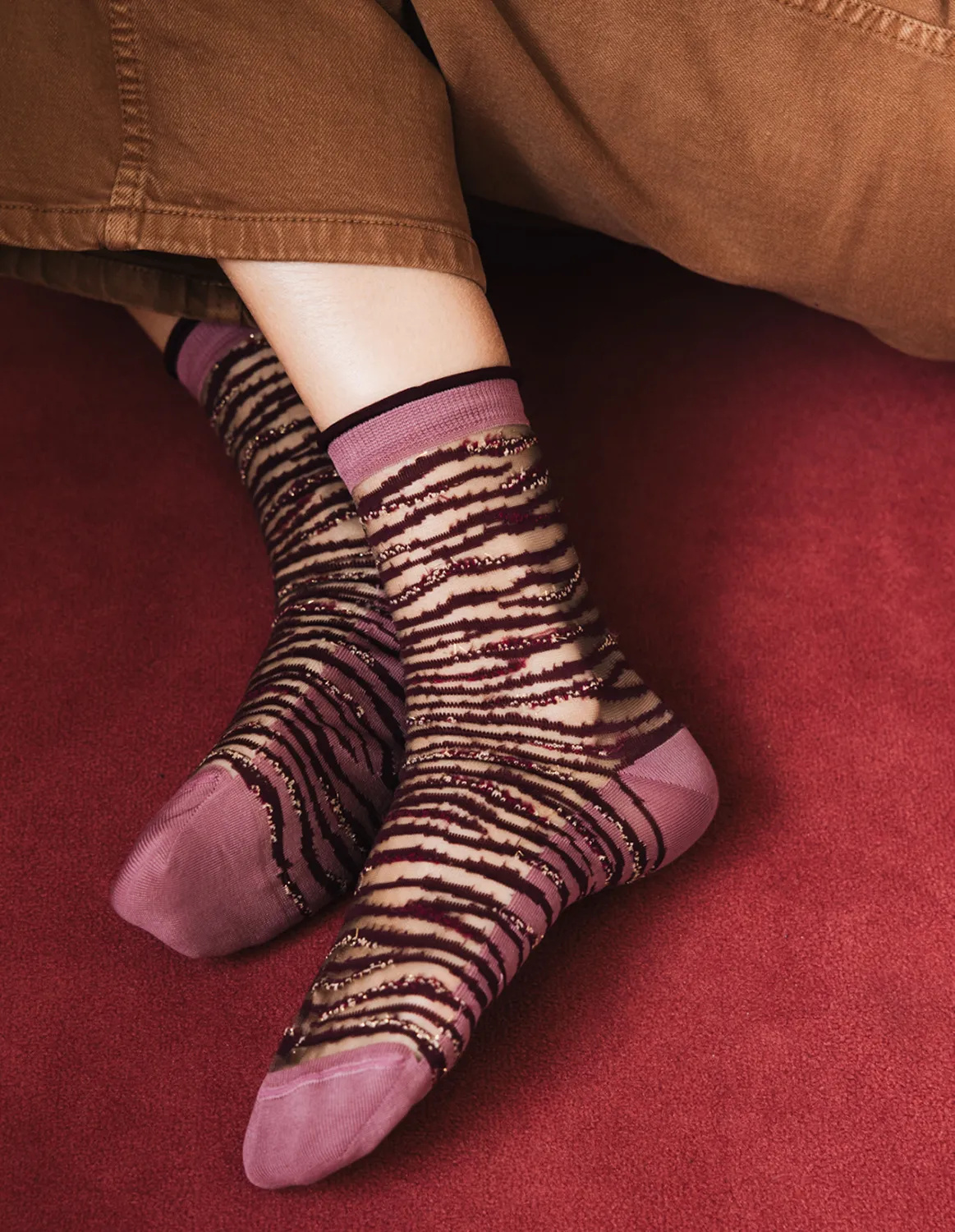 Chaussettes transparentes Oresund Bordeaux, détail des paillettes dorées, photo 4