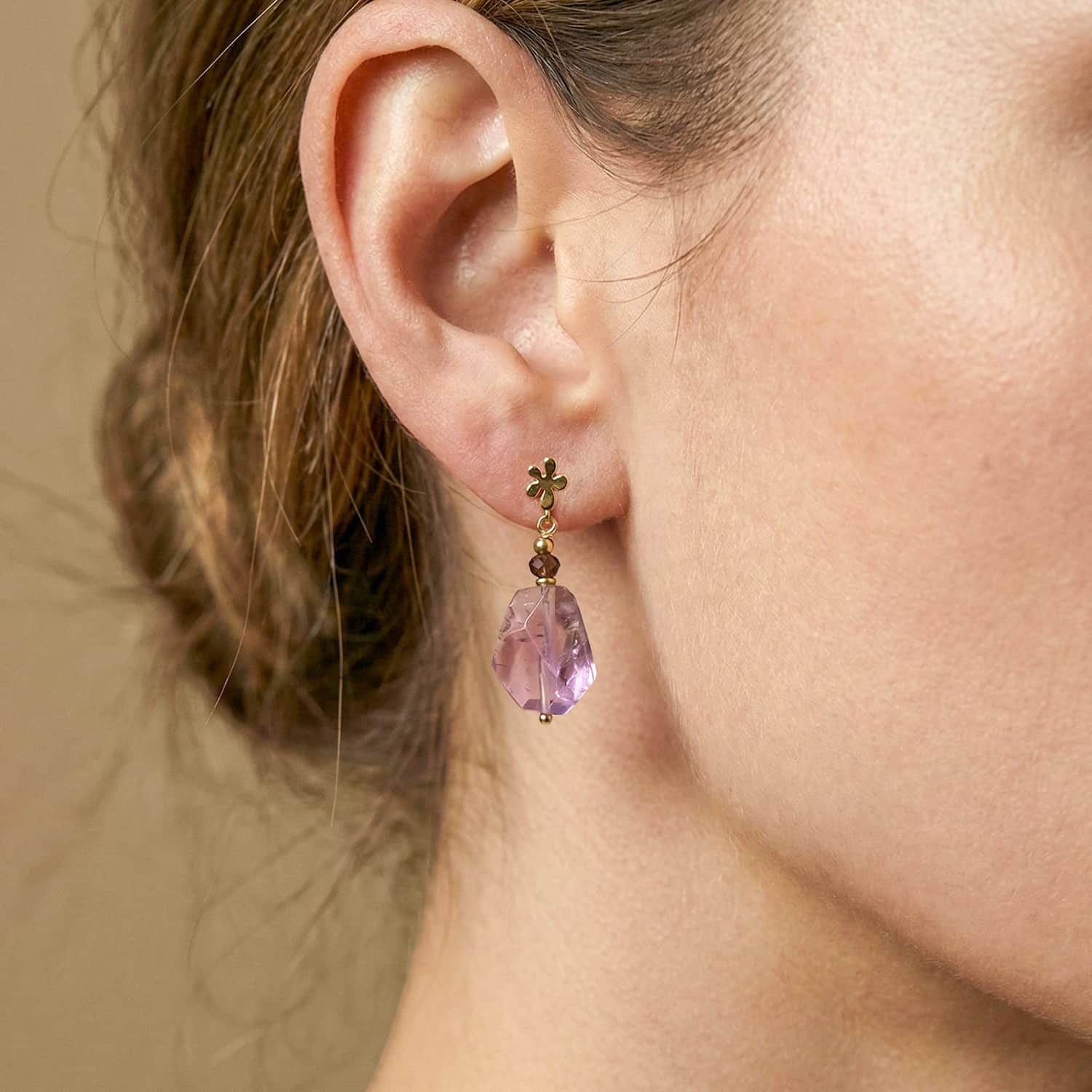 Boucles doreilles poussoir améthyste brute Belle de Nuit Nature Bijoux, porté