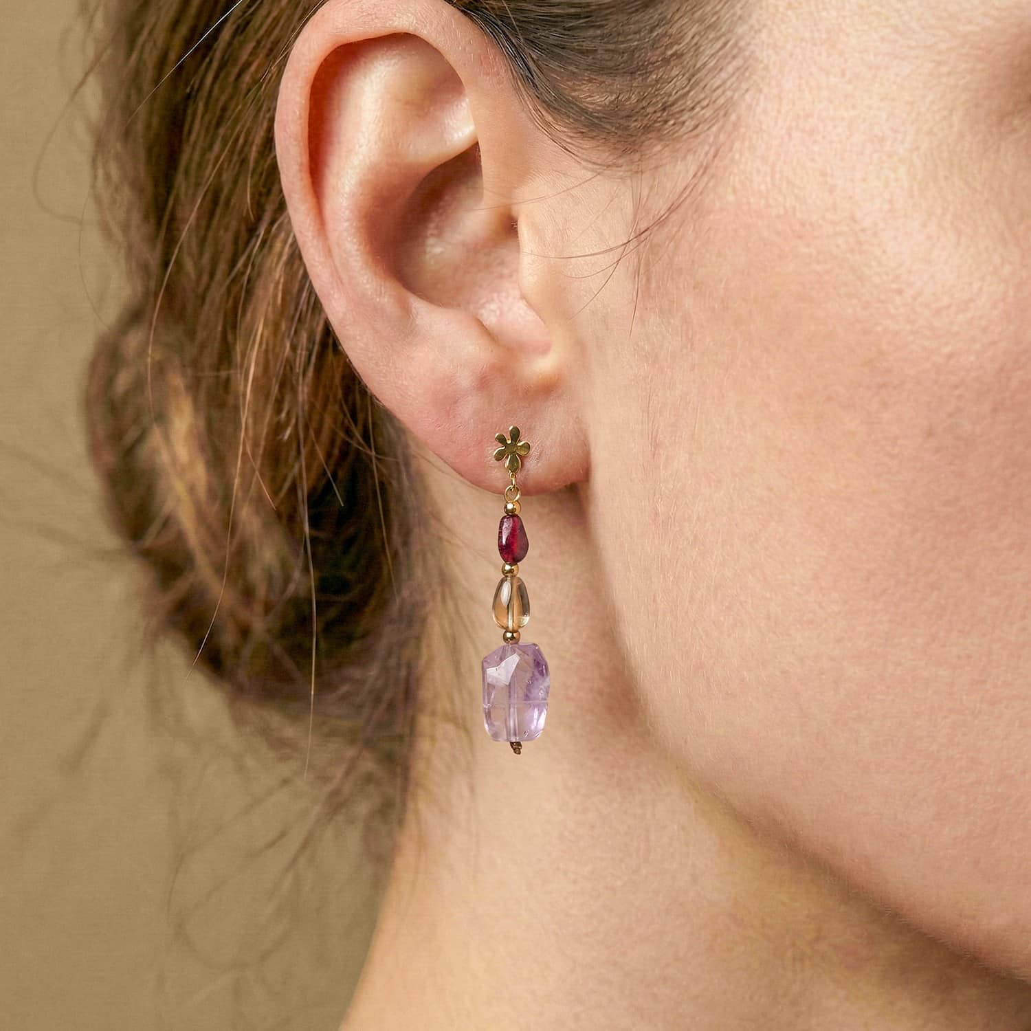 Boucles doreilles poussoir 3 perles améthyste Belle de Nuit Nature Bijoux, porté