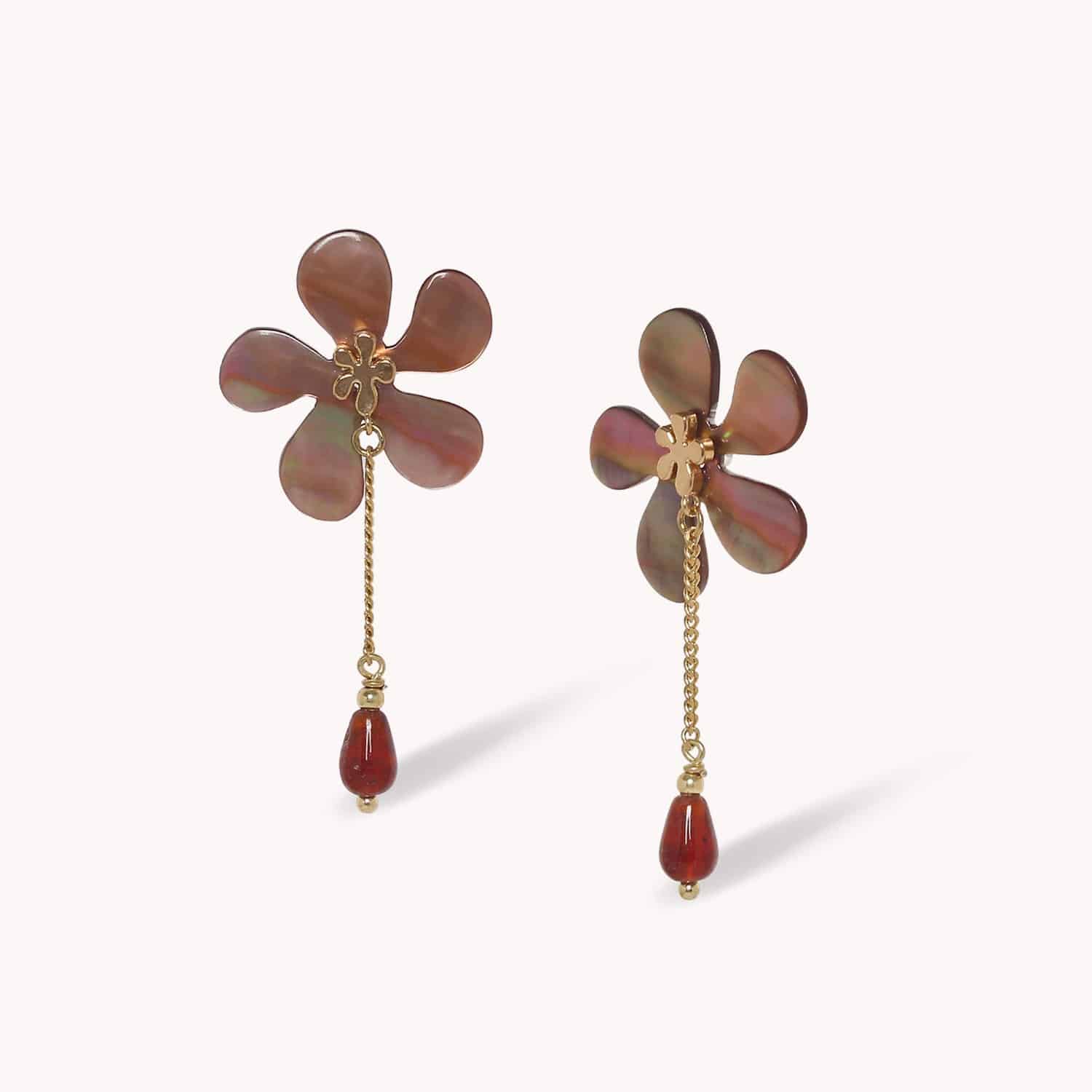 Boucles d\'oreilles fleur nacre brune & pampille grenat - Belle de Nuit
