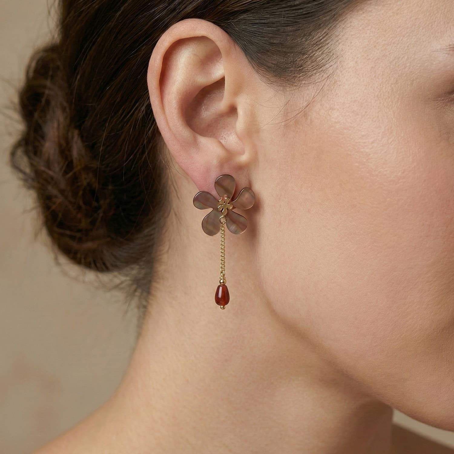 Boucles doreilles fleur nacre brune et pampille grenat Belle de Nuit Nature Bijoux, porté