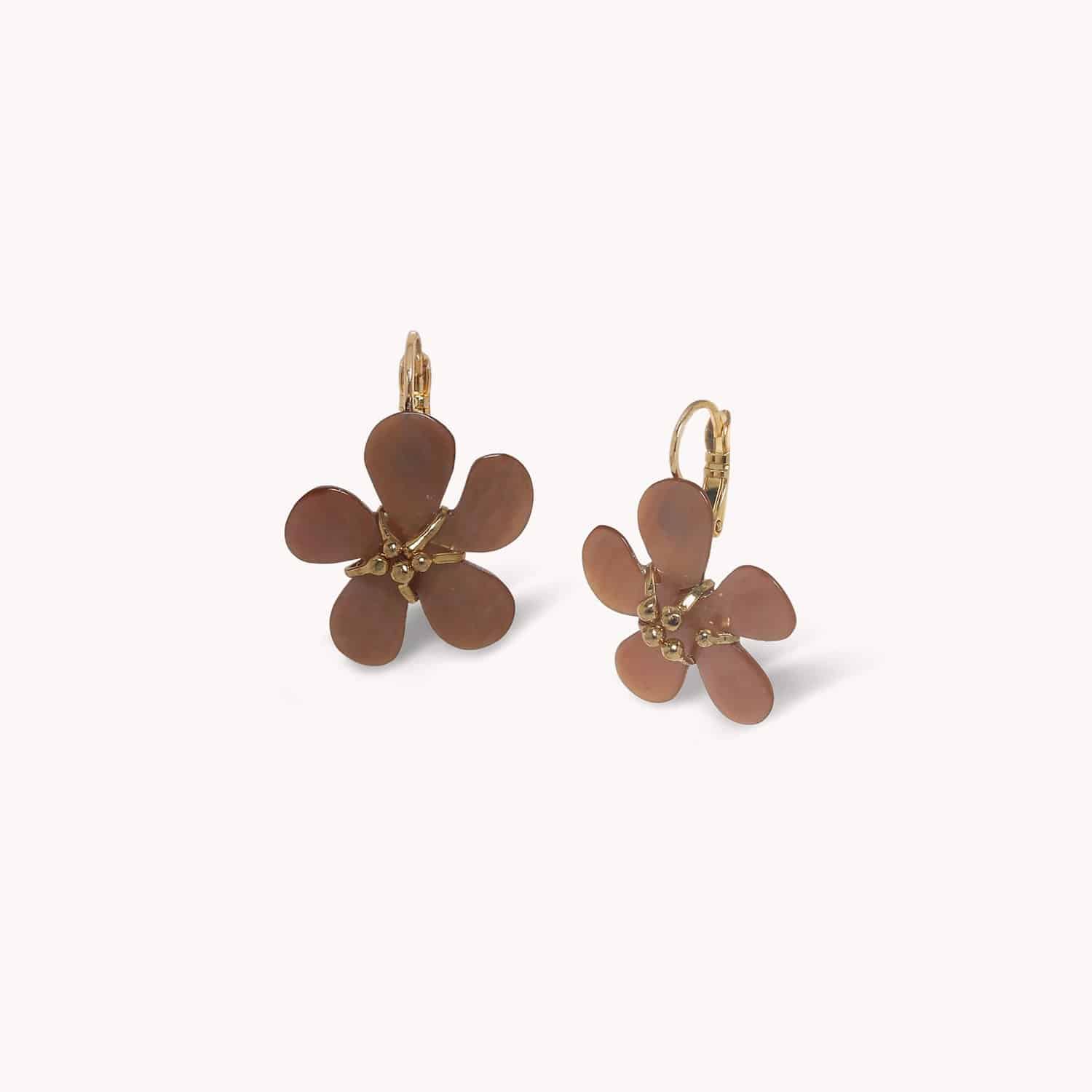 Boucles d\'oreilles dormeuses fleur nacre brune - Belle de Nuit
