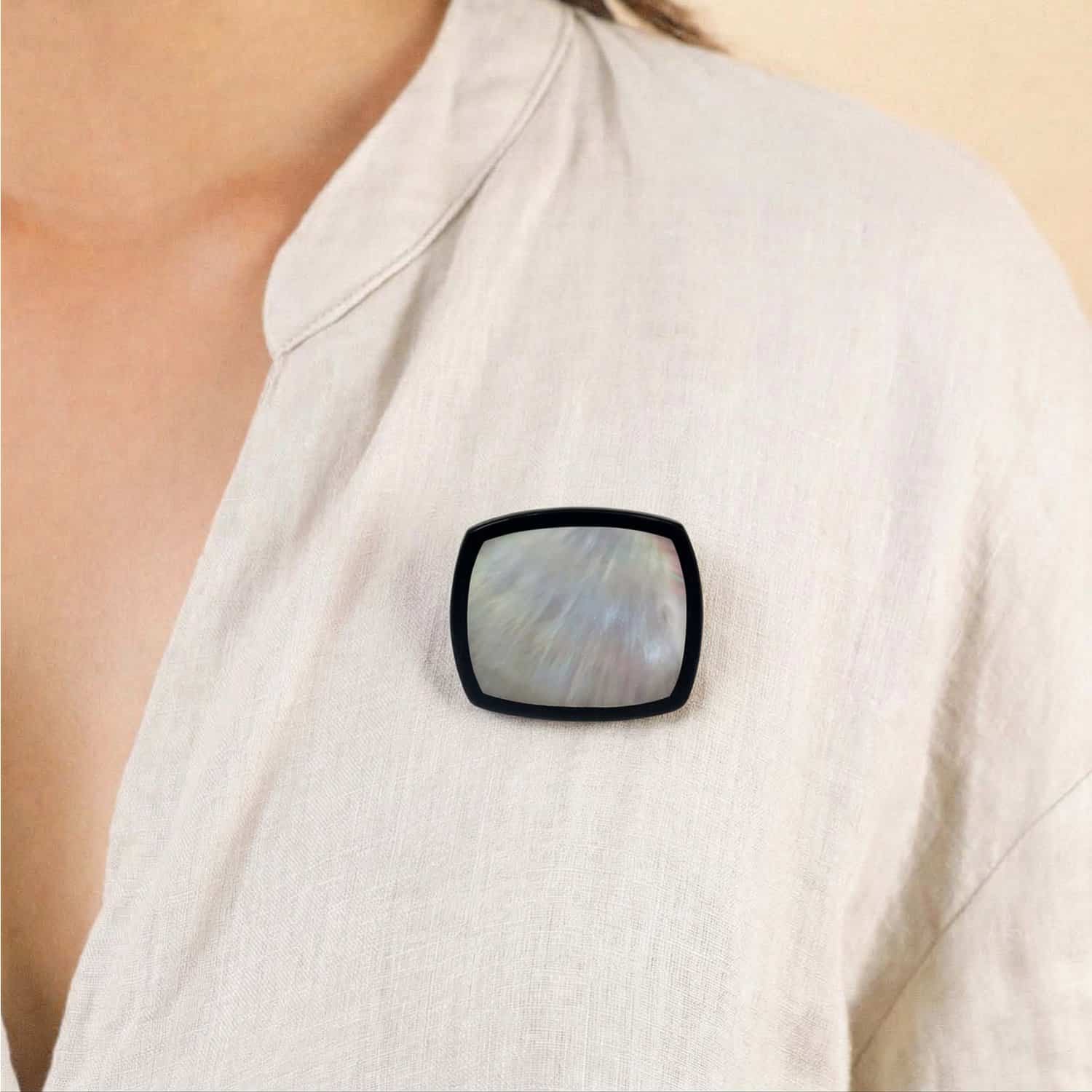 Broche nacre rectangulaire Calypso Nature Bijoux, portée