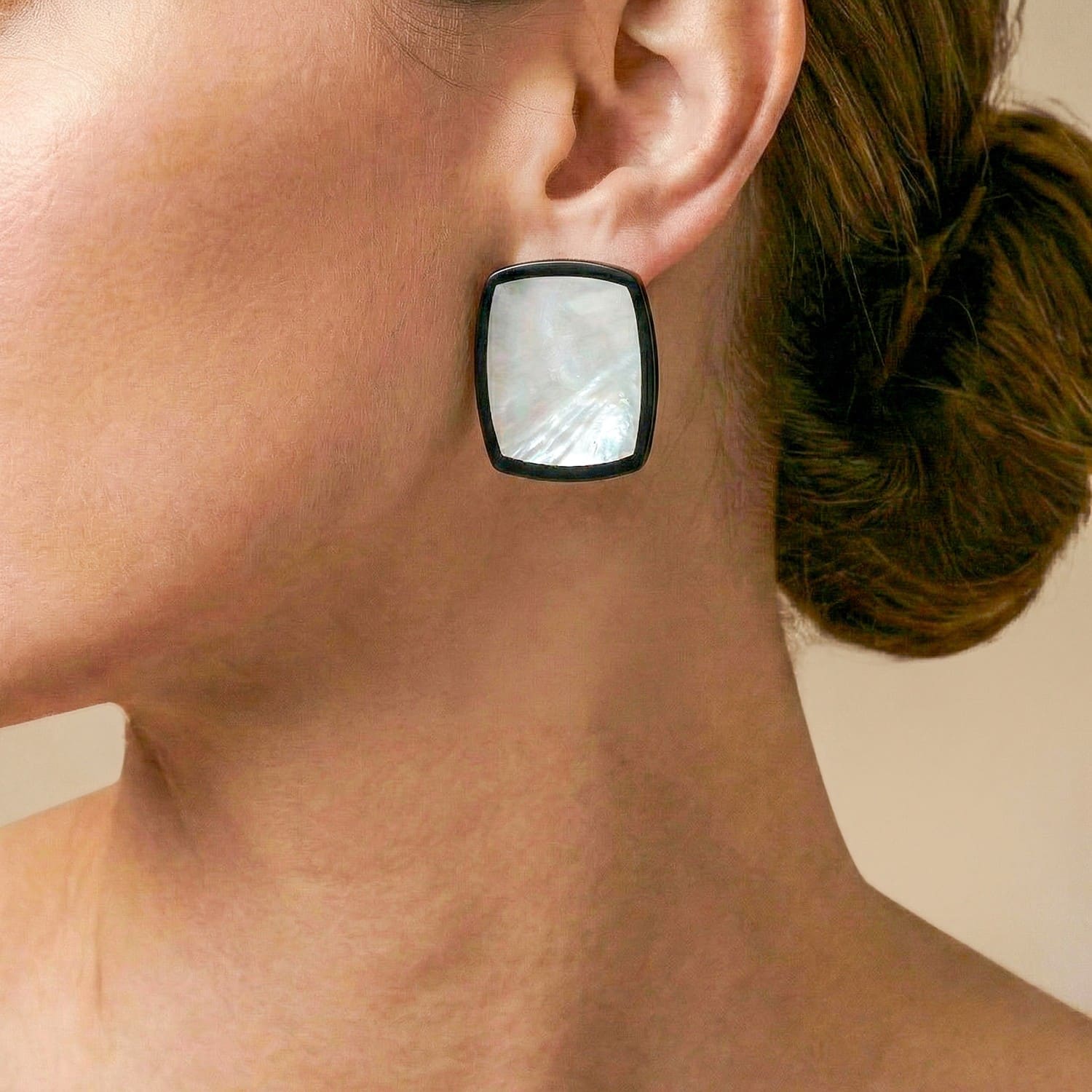 Boucles doreilles poussoir rectangle nacre noire Calypso Nature Bijoux, porté
