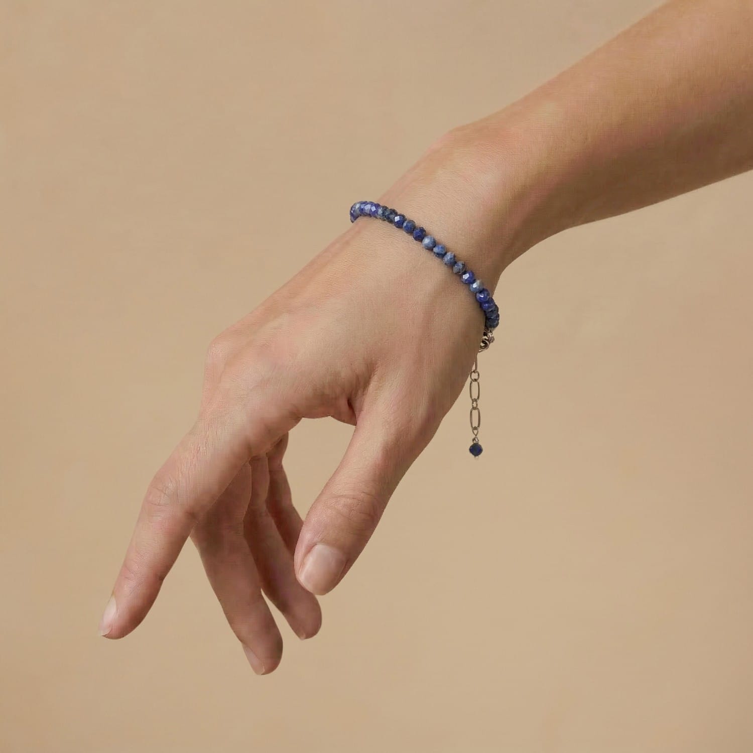 Bracelet ajustable fin en lapis lazuli Calypso Nature Bijoux, porté