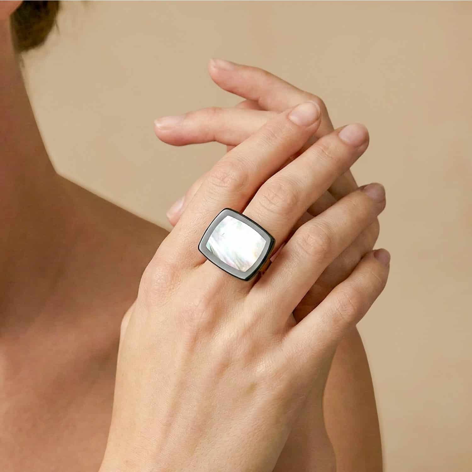 Bague petite ajustable nacre noire Calypso Nature Bijoux, portée