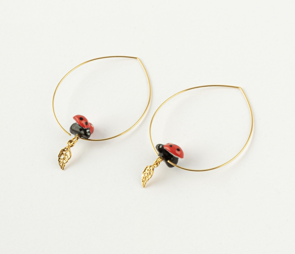 Boucles d\'oreilles créoles feuille et coccinelle