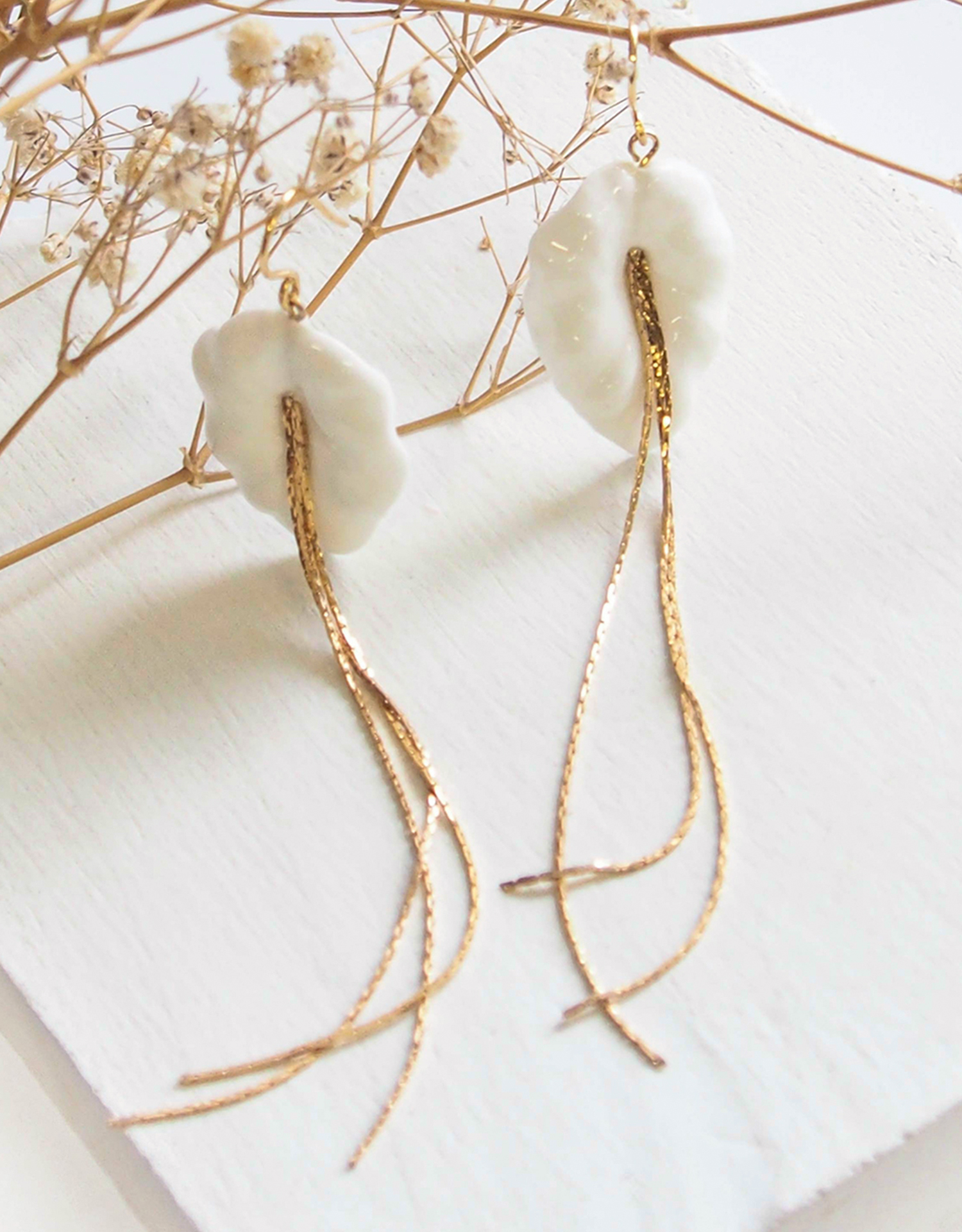 Boucles D\'oreilles Grande Feuille Blanche Nature Morte