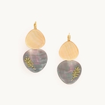 Boucles d'oreilles dormeuses nacre noire et nacre dorée calliope nature bijoux 1