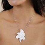 collier-pendentif-fleur-nacre-lis-blanc-nature-3