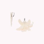 BO-dormeuses-fleur-nacre-renversee-lis-blanc-nature-2