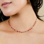 Collier ajustable de perles rouges Scarlet porté au cou