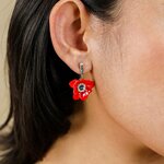 Boucles doreilles anémone top strassé Scarlet portées