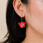 Boucles doreilles créoles anémone rouge Scarlet portées