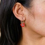 Boucles doreilles mini créoles anémone rouge Scarlet portées