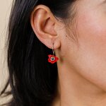 Boucles doreilles à crochet anémone rouge Scarlet portées