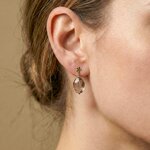 Boucles doreilles poussoir quartz fumé brut Belle de Nuit Nature Bijoux, porté