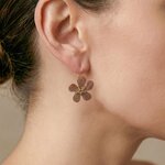Boucles doreilles dormeuses fleur nacre brune Belle de Nuit Nature Bijoux, porté