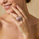 Bague petite ajustable fleur nacre brune Belle de Nuit Nature Bijoux, portée