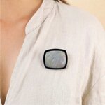 Broche nacre rectangulaire Calypso Nature Bijoux, portée