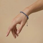 Bracelet ajustable fin en lapis lazuli Calypso Nature Bijoux, porté