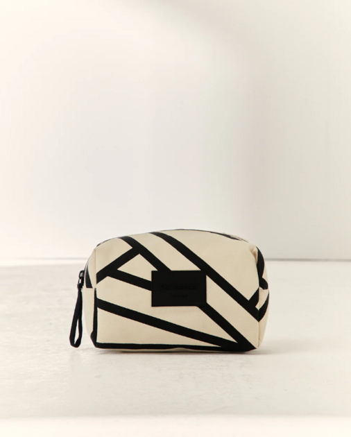 trousse-toilette-motifs-geometriques-paz-torraz-1