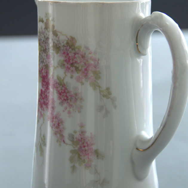 carafe vintage en porcelaine