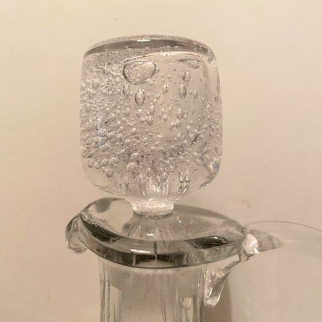 Carafe en verre avec anse et bouchon