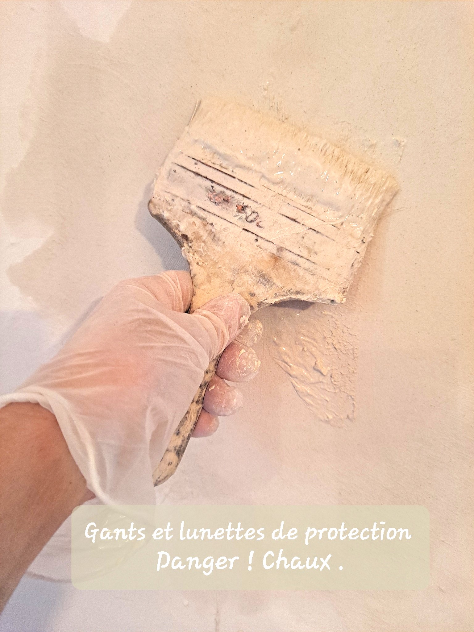 porter des gants pour appliquer la chaux