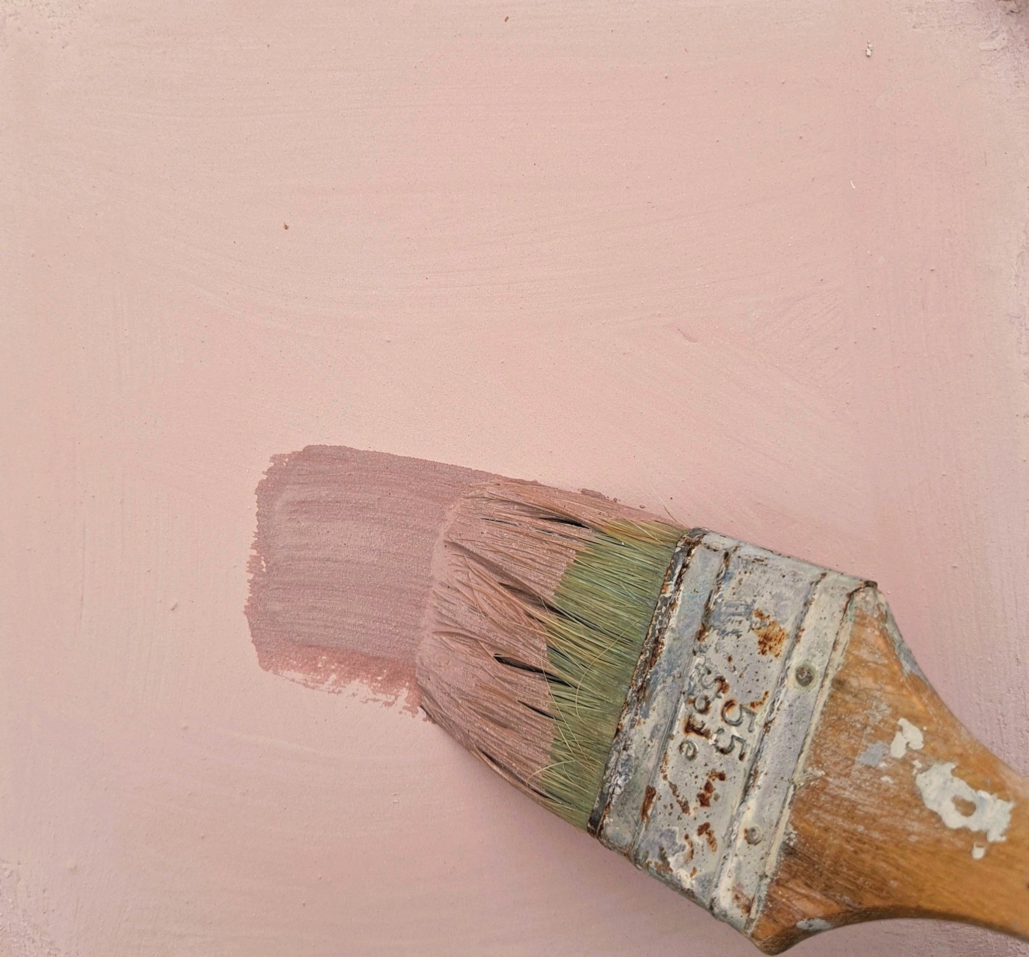peinture de chaux rose descendu