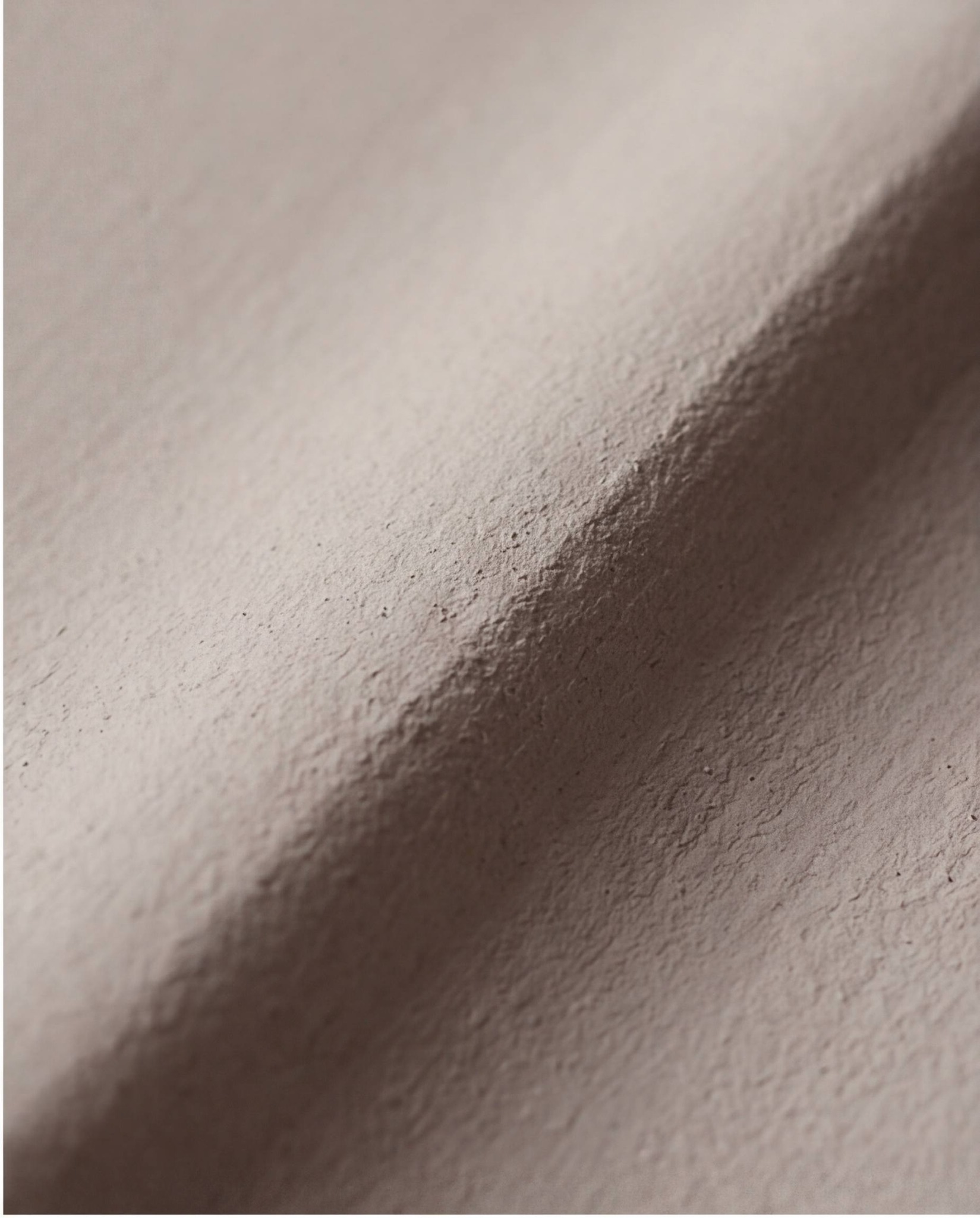 finition minerale a la chaux de couleur beige gris