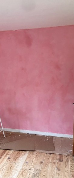 badigeon de chaux rose doux patinesbio sur mur crépis