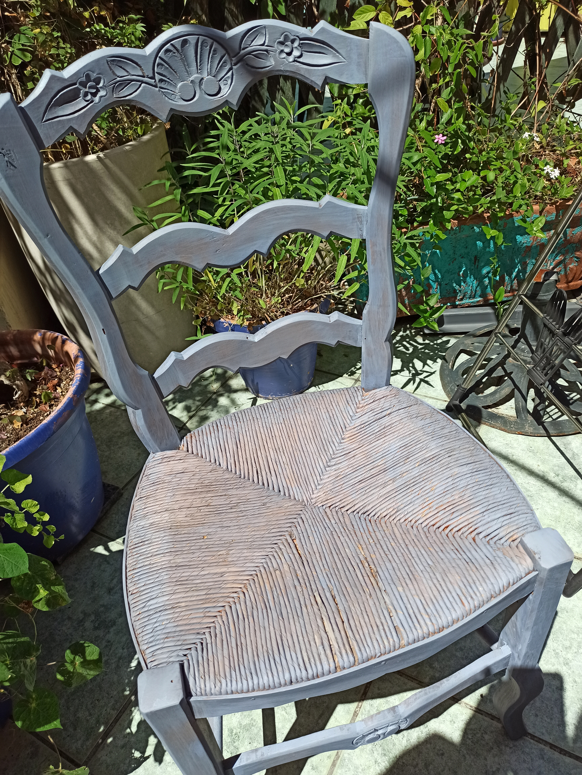 chaise en paille peinte avec la lasure chaulée Bleu Charmille