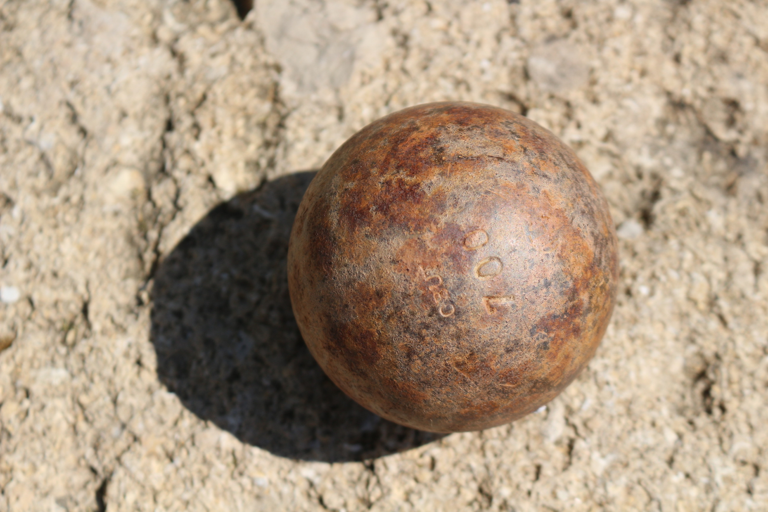 boule en métal rouillé (1)