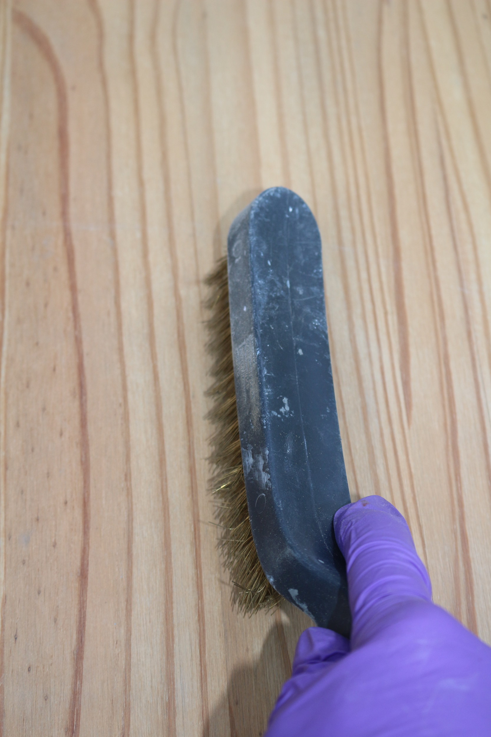 brosser les bois tendres pour accentuer le veinage