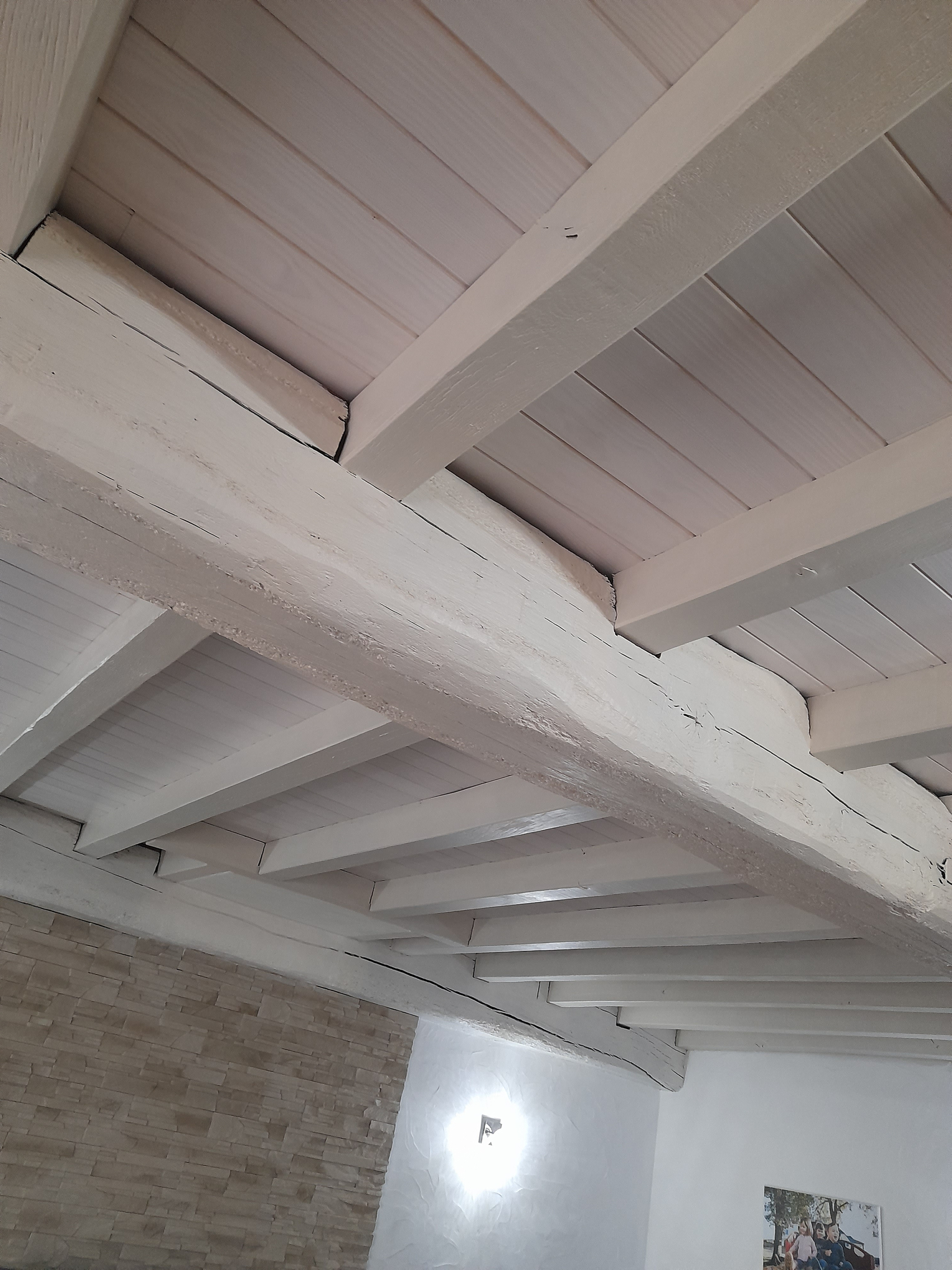 poutres et plafond blanchit avec la lasure chaulée Blanc doux en deux couches