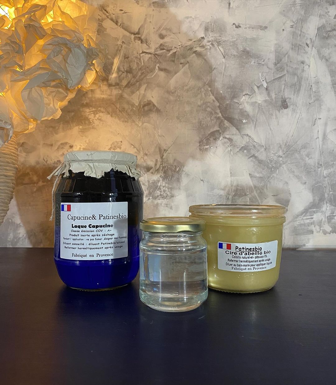 laque naturelle bleu majorelle sur commode
