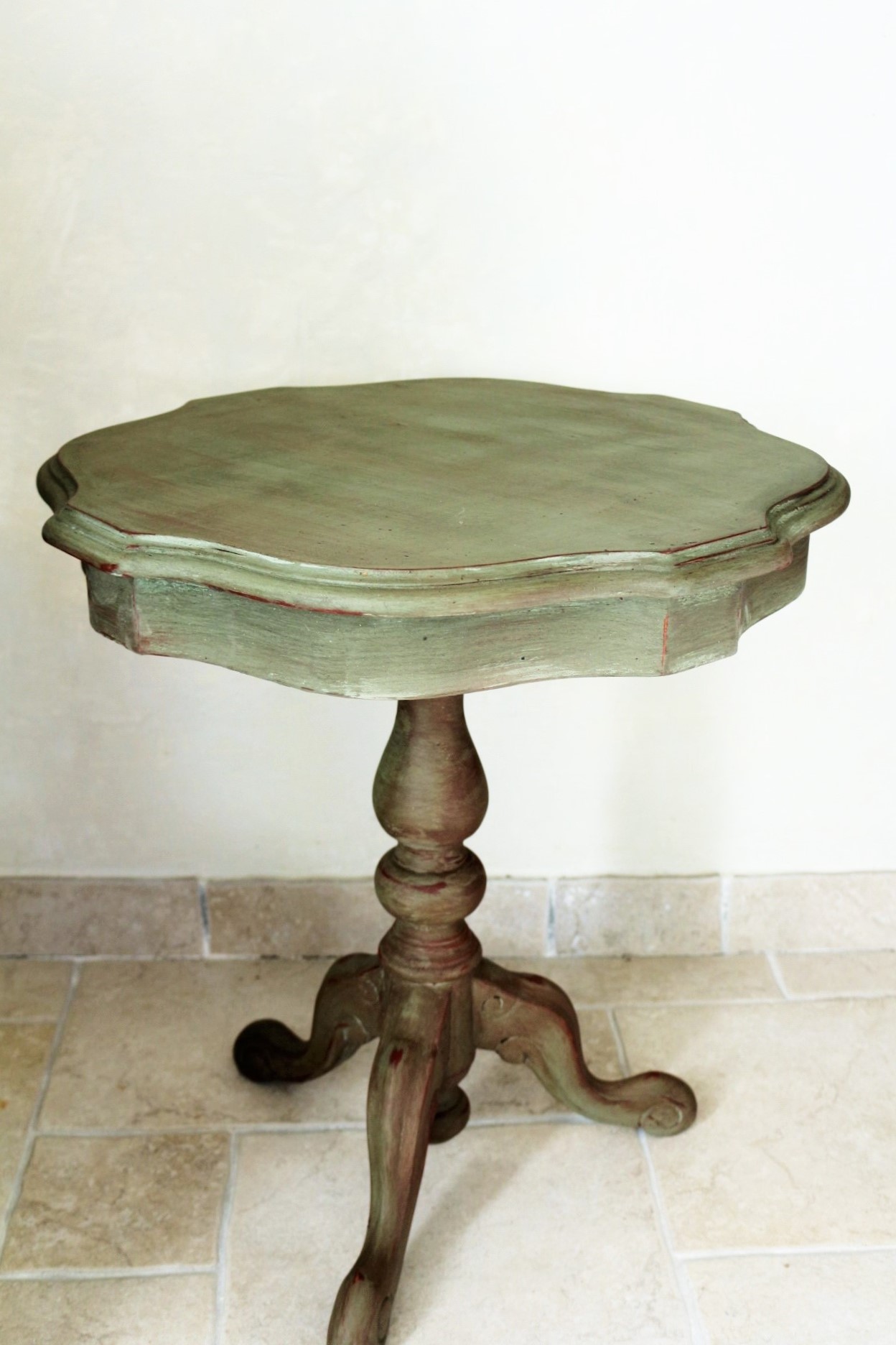 table patinee en vert et rouge