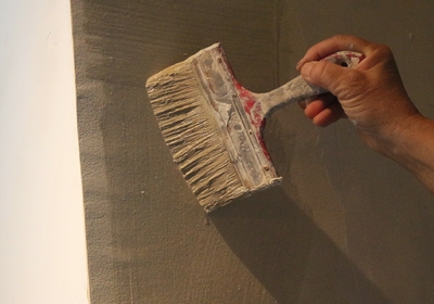 application sur peinture acrylique d'un badigeon de chaux