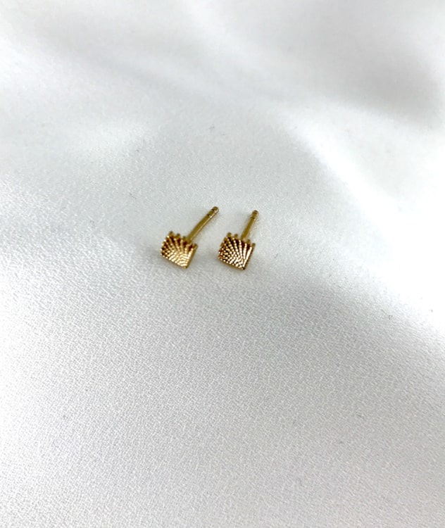 boucles d'oreilles puces en paqué or 3 microns motif coquillage