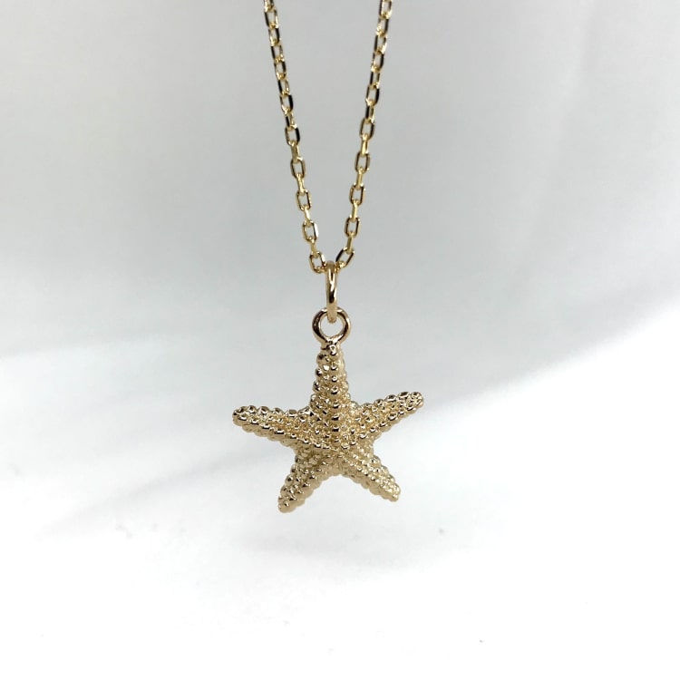 Collier Izar en plaqué or 3 microns composé d'une chaine fine et d'un pendentif en forme d'étoile de mer