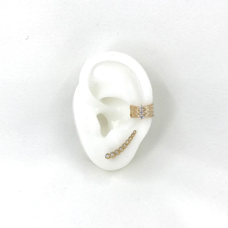 Large bague oreille (earcuff) en plaqué or 3 microns composée de tiges croisées serties de 3 oxydes de zirconium