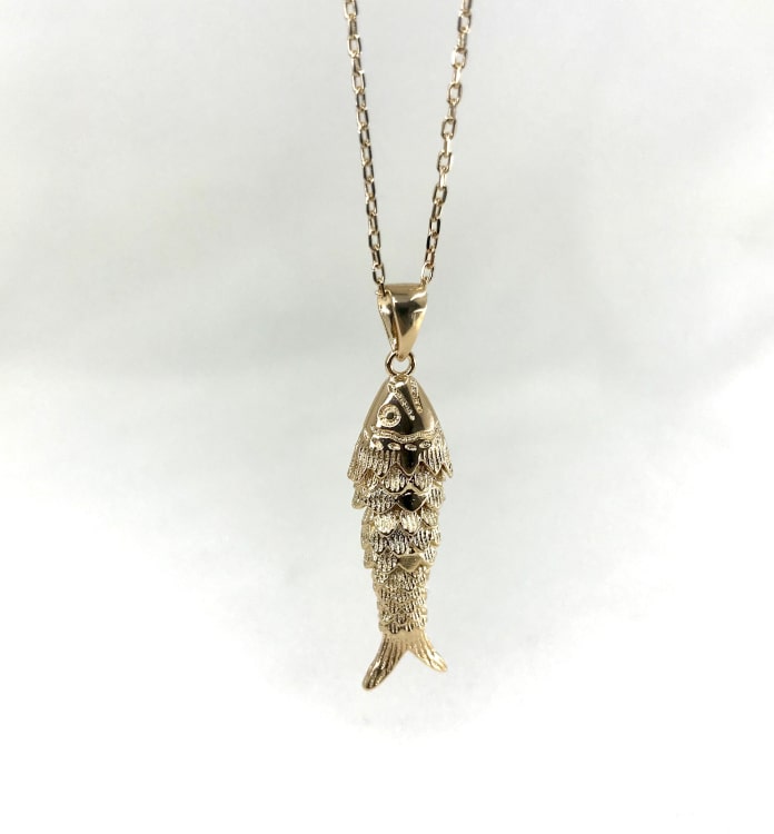 Collier Morgane composé d'une chaine fine et d'un pendentif poisson en plaqué or 3 microns
