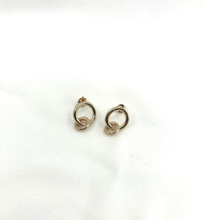 Boucles d'oreilles Corinne en forme de cercle dans lequel est inseré un anneau plus petit. En plaqué or 3 micorns