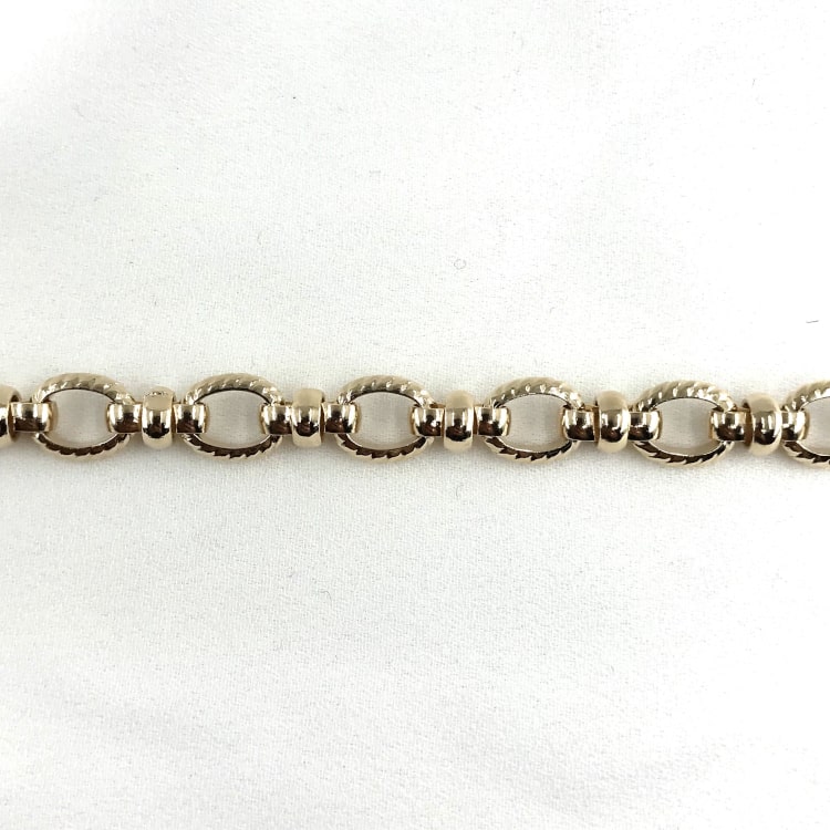 Bracelet Lindsay Bracelet composé de mailles ovales striées et de maillons ronds et lisses. En plaqué or 3 microns