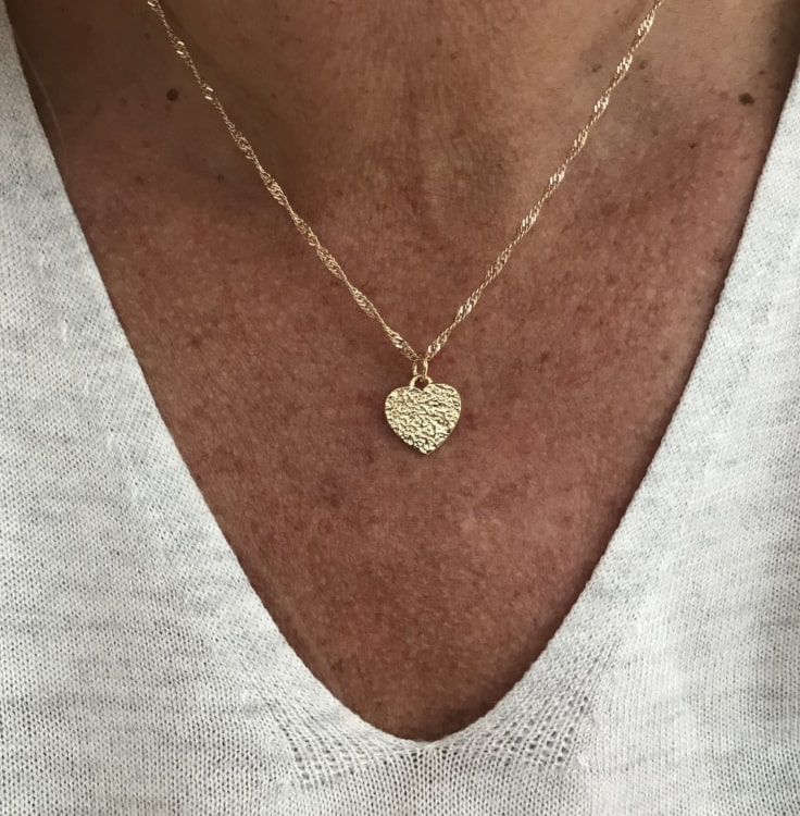 Collier Alison.Collier composé dune chaine torsadée et dun cœur martelé en plaqué or 3 microns