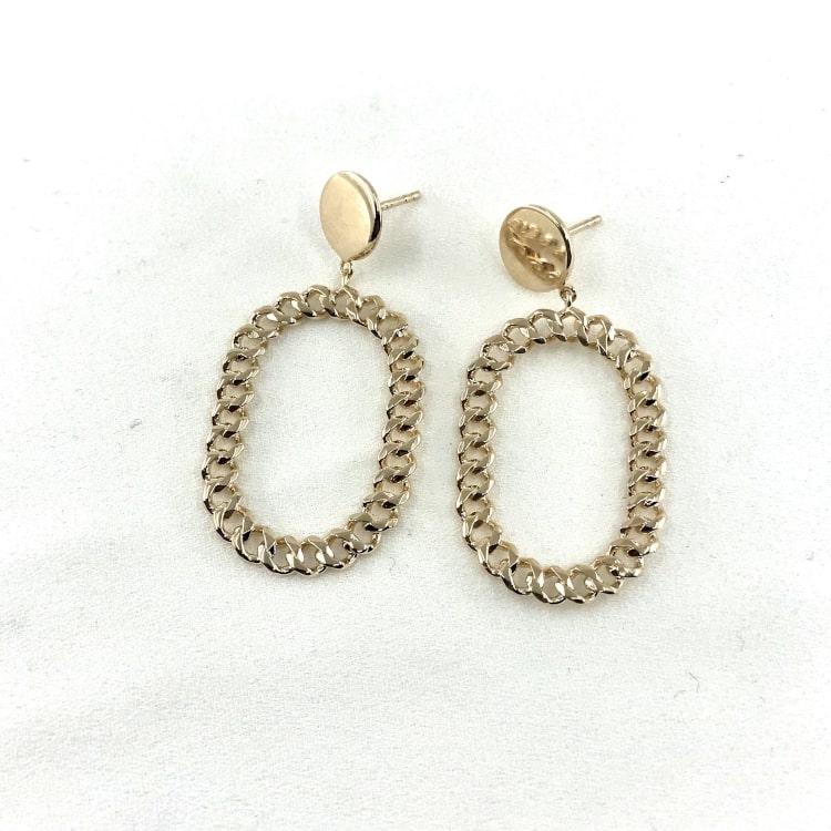 BO Kathleen - Boucles d'oreilles pendantes en plaqué or 3 microns composées d'une puce et d'une chaine ovale en maille gourmette.