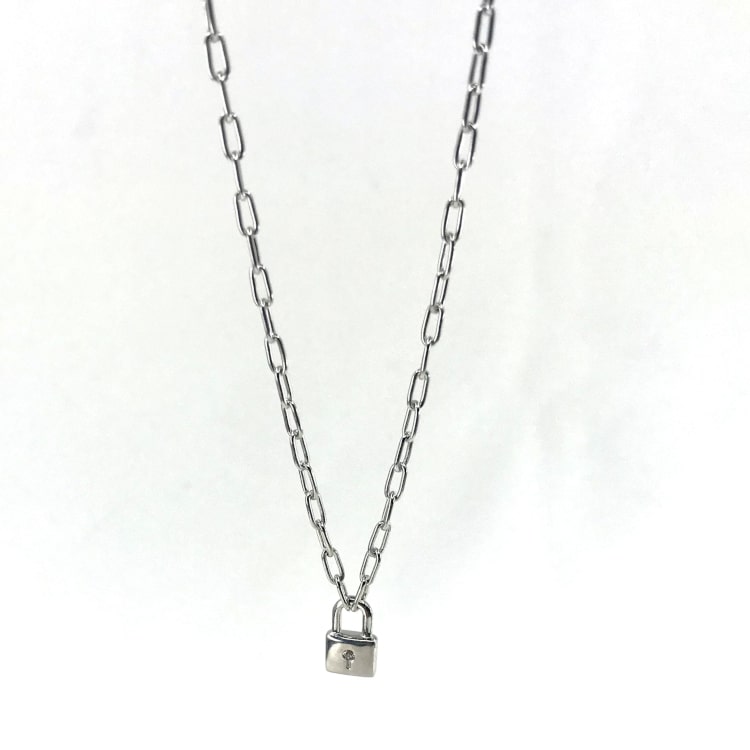 Loan: Collier composé de maillons rectangulaires et dun petit cadenas inscrusté dun mini oxyde de zirconium. En argent 925 rhodié